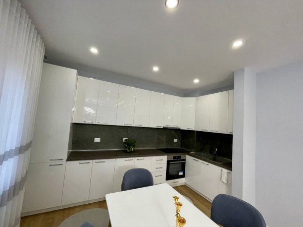 Tirane, jepet me qera apartament 2+1+Aneks+Ballkon, Kati 4, 120 m2 850 € (Zogu i Zi)