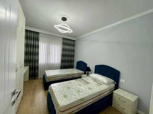 Tirane, jepet me qera apartament 2+1+Aneks+Ballkon, Kati 4, 120 m2 800 € (Zogu i Zi)
