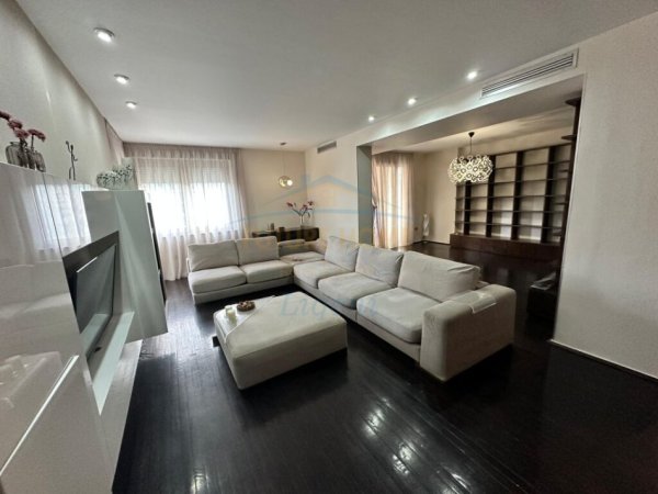 Tirane, jepet me qera apartament 2+1+Ballkon, Kati 7, 146 m2 850 € (Rruga komuna e parisit)