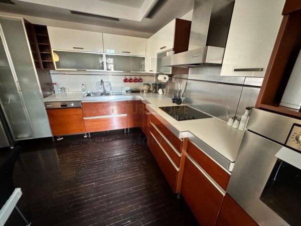 Tirane, jepet me qera apartament 2+1+Ballkon, Kati 7, 146 m2 850 € (Rruga komuna e parisit)