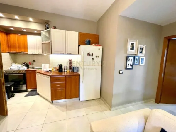 Tirane, jepet me qera apartament 3+1, Kati 2, 80 m2 1,000 € (21 dhjetori)