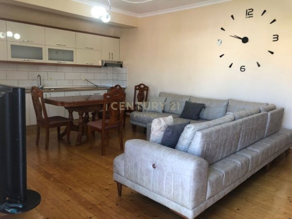 Tirane, jepet me qera apartament 3+1+Ballkon, Kati 2, 94 m2 300 € (spitali sanatoriumit)