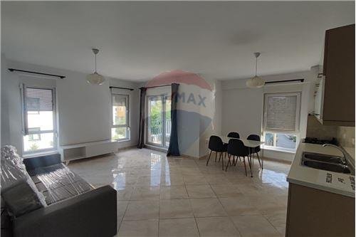 Tirane, jepet me qera apartament 2+1, Kati 2, 76 m2 500 € (Ish parku autobusave - PRANE SHKOLLES NAIM FRASHERI)