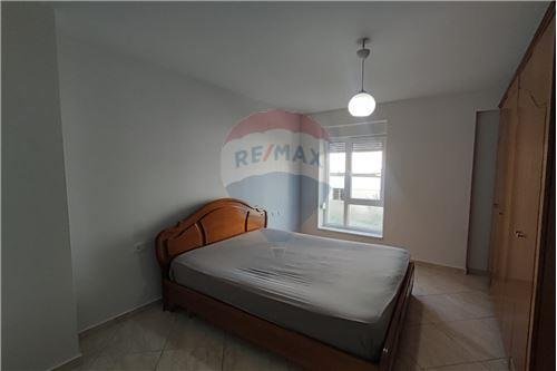 Tirane, jepet me qera apartament 2+1, Kati 2, 76 m2 500 € (Ish parku autobusave - PRANE SHKOLLES NAIM FRASHERI)