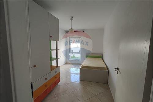 Tirane, jepet me qera apartament 2+1, Kati 2, 76 m2 500 € (Ish parku autobusave - PRANE SHKOLLES NAIM FRASHERI)