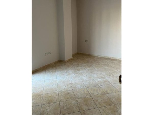 Tirane, jepet me qera ambjent biznesi , , 44 m2 300 € (liqeni i thate)