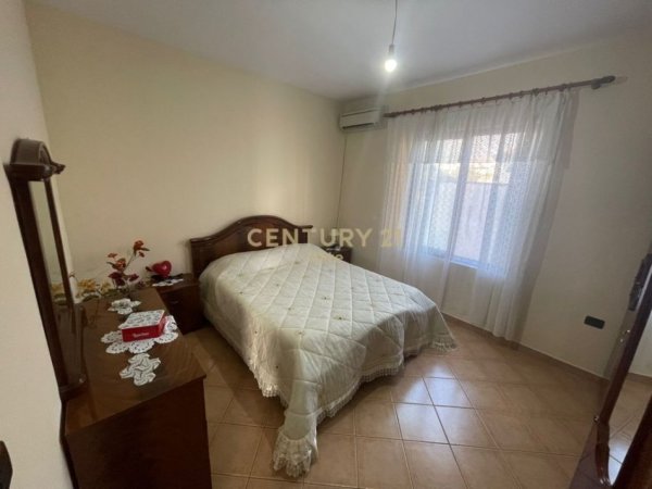 Tirane, jepet me qera apartament 2+1+Ballkon, Kati 2, 115 m2 350 € (sauk)