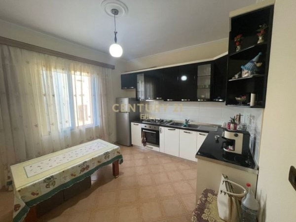 Tirane, jepet me qera apartament 2+1+Ballkon, Kati 2, 115 m2 350 € (sauk)