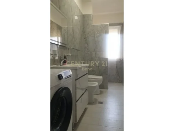 Tirane, jepet me qera apartament , Kati 1, 75 m2 400 € (fresku)