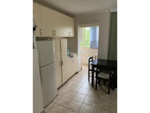 Tirane, jepet me qera apartament 1+1, Kati 4, 70 m2 400 € (xhamlliku)