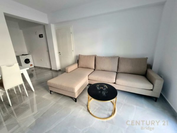 Tirane, jepet me qera Vile 1+1+Ballkon, Kati 1, 100 m2 380 € (astir prane alfa bank)