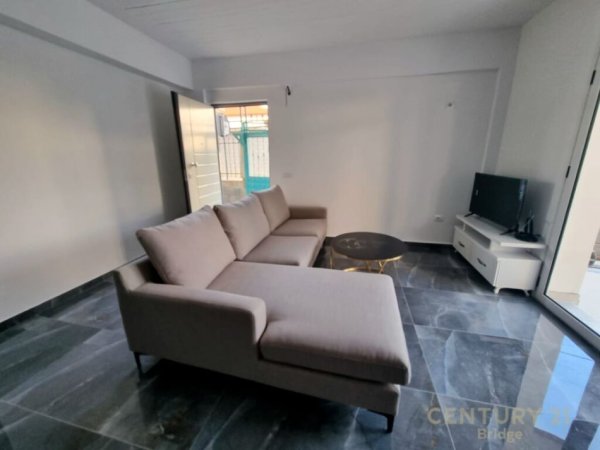 Tirane, jepet me qera Vile 1+1+Ballkon, Kati 1, 100 m2 380 € (astir prane alfa bank)