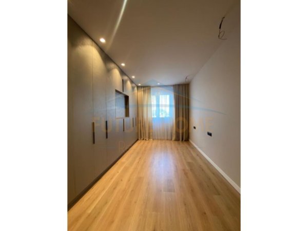 Tirane, jepet me qera apartament 2+1, Kati 10, 105 m2 850 € (Kompleksi LTE, Yzberisht)