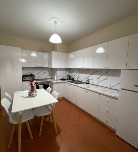 Tirane, jepet me qera apartament 2+1+Ballkon, Kati 7, 95 m2 750 € (Bllok)