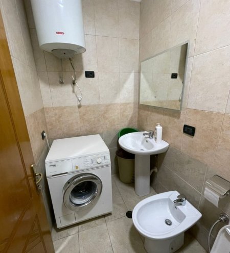 Tirane, jepet me qera apartament 2+1+Ballkon, Kati 7, 95 m2 750 € (Bllok)