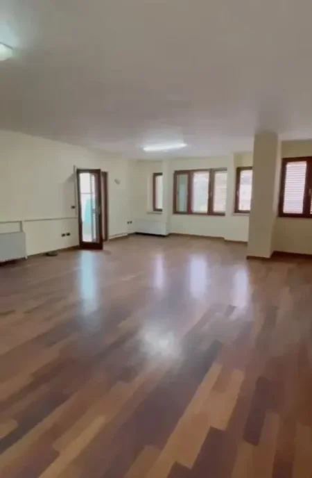 Tirane, jepet me qera ambjent biznesi , Kati 4, 170 m2 1,600 € (Prane Kullave Binjake)