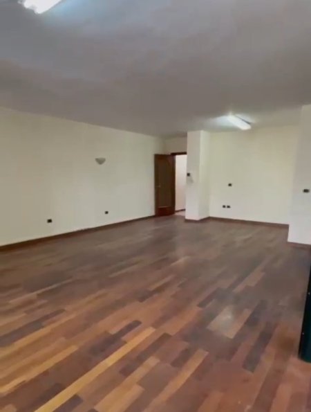 Tirane, jepet me qera ambjent biznesi , Kati 4, 170 m2 1,600 € (Prane Kullave Binjake)