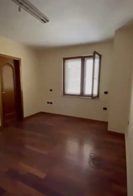 Tirane, jepet me qera ambjent biznesi , Kati 4, 170 m2 1,600 € (Prane Kullave Binjake)