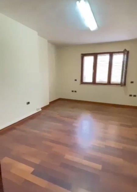 Tirane, jepet me qera ambjent biznesi , Kati 4, 170 m2 1,600 € (Prane Kullave Binjake)