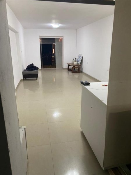 Tirane, jepet me qera dyqan , , 58 m2 500 € (SHKOLLA E BALETIT)