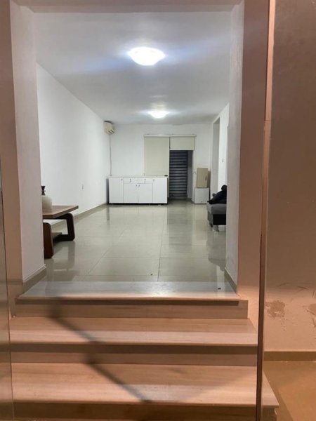 Tirane, jepet me qera dyqan , , 58 m2 500 € (SHKOLLA E BALETIT)