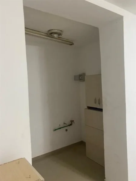 Tirane, jepet me qera dyqan , , 58 m2 600 € (SHKOLLA E BALETIT)