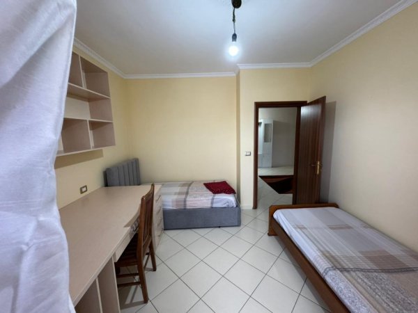 Tirane, jepet me qera apartament 2+1+Aneks+Ballkon, Kati 8, 105 m2 400 € (Teodor Keko)