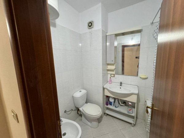 Tirane, jepet me qera apartament 2+1+Aneks+Ballkon, Kati 8, 105 m2 400 € (Teodor Keko)