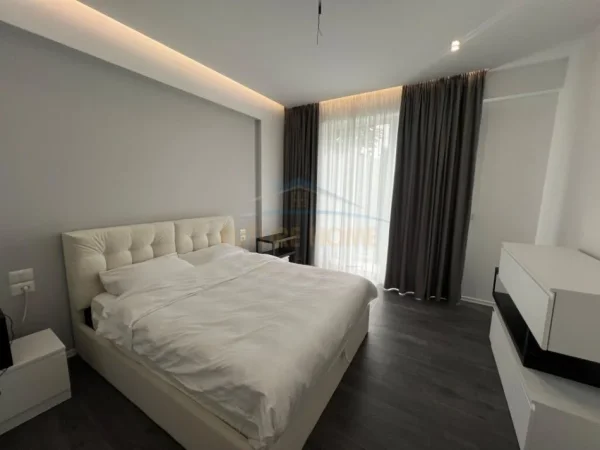 Tirane, jepet me qera apartament 2+1, Kati 1, 120 m2 2,000 € (Liqeni i thate)
