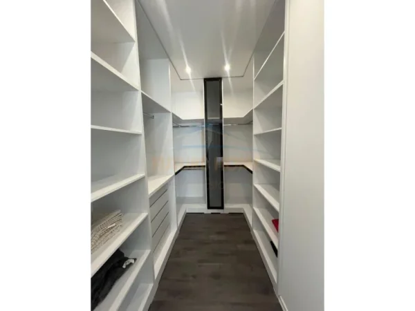 Tirane, jepet me qera apartament 2+1, Kati 1, 120 m2 2,000 € (Liqeni i thate)