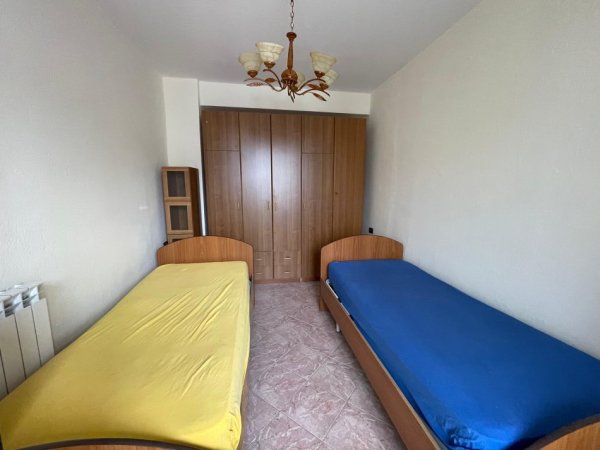 Tirane, jepet me qera apartament 3+1+Ballkon, Kati 4, 140 m2 600 € (Rruga Asim Vokshi)