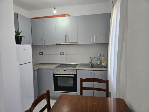 Tirane, jepet me qera apartament 3+1+Aneks+Ballkon, Kati 4, 90 m2 600 € (Rruga Bardhyl , prane ish rozafes)