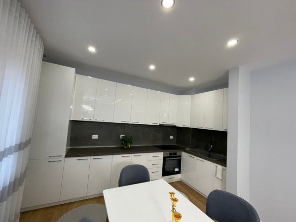 Tirane, jepet me qera apartament 2+1+Ballkon, Kati 4, 850 € (Zogu i Zi prane Ring Center)