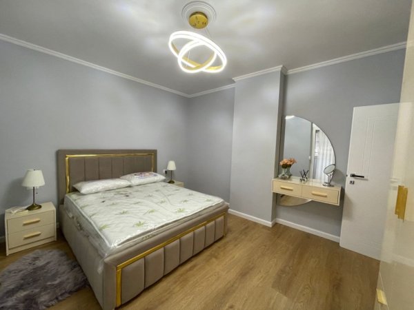 Tirane, jepet me qera apartament 2+1+Ballkon, Kati 4, 850 € (Zogu i Zi prane Ring Center)