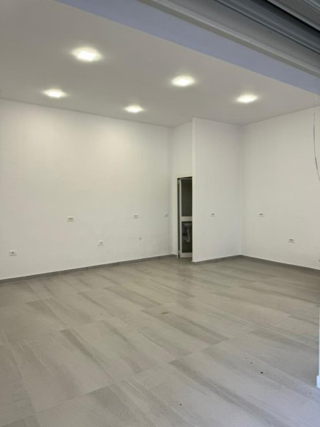 Tirane, jepet me qera dyqan , , 36 m2 450 € 