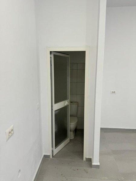 Tirane, jepet me qera dyqan , , 36 m2 450 € 