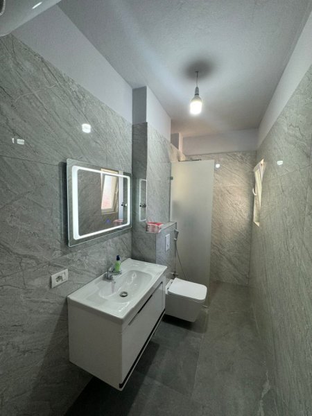 Tirane, jepet me qera apartament 2+1+Ballkon, Kati 2, 100 m2 430 € (Rruga Jordan Misja , prane kompleksit Marga)