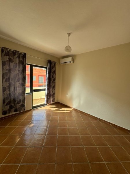 Tirane, jepet me qera apartament 2+1+Ballkon, Kati 2, 100 m2 430 € (Rruga Jordan Misja , prane kompleksit Marga)