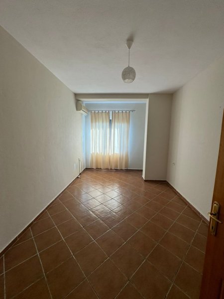 Tirane, jepet me qera apartament 2+1+Ballkon, Kati 2, 100 m2 430 € (Rruga Jordan Misja , prane kompleksit Marga)