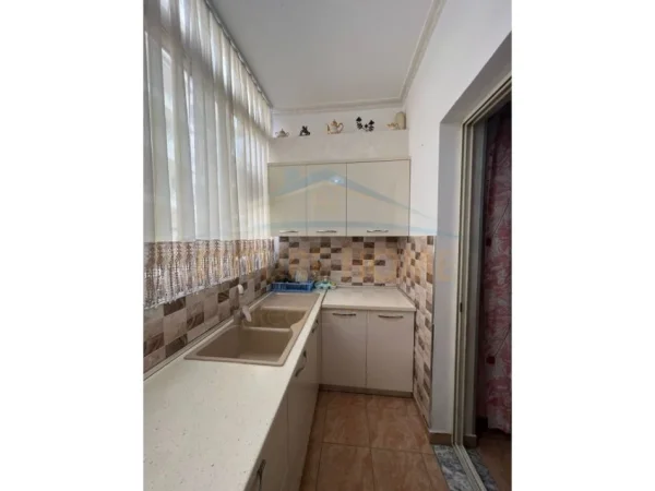 Durres Plazh, jepet me qera apartament 1+1+Ballkon, Kati 1, 60 m2 350 € (Ruga Pavarsia Plazh-Durres)