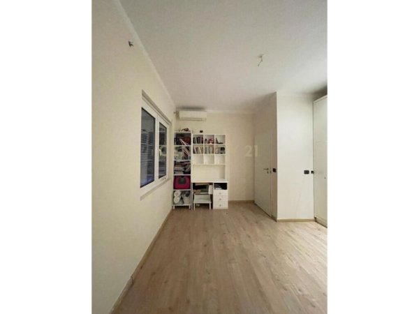 Tirane, shitet apartament 3+1, Kati 4, 120 m2 240,000 € (Rruga Peti, Liqeni i Thatë)