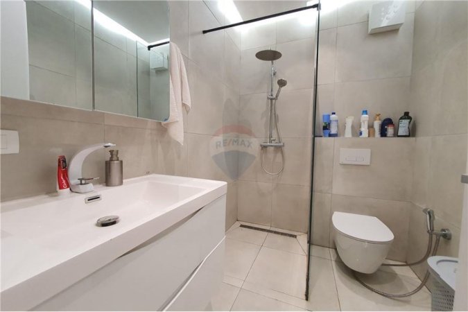 Tirane, shitet apartament , Kati 4, 102 m2 275,000 €