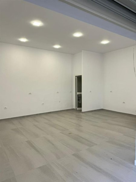 Tirane, jepet me qera ambjent biznesi, 36 m2 450 € (Rruga Kavajes)