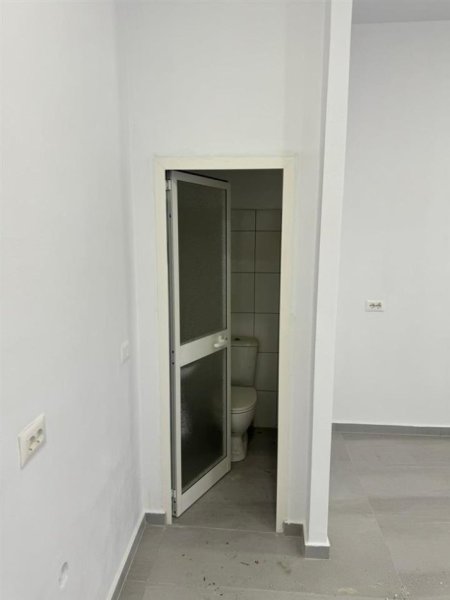 Tirane, jepet me qera ambjent biznesi, 36 m2 450 € (Rruga Kavajes)