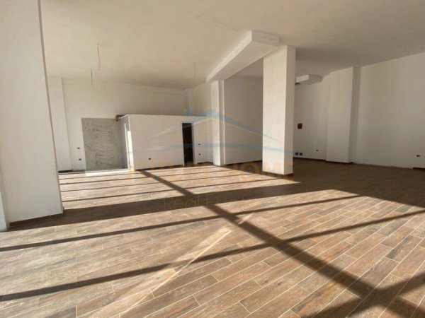 Tirane, shitet ambjent biznesi , , 144 m2 360,000 € (fusha aviacionit)