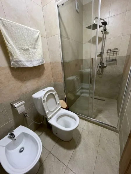 Tirane, jepet me qera apartament 2+1+Ballkon, Kati 7, 85 m2 850 € (BLLOKU)