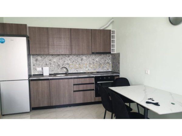 Tirane, jepet me qera apartament 1+1, Kati 8, 55 m2 530 € 