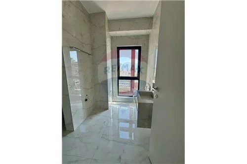 Tirane, jepet me qera zyre , Kati 10, 110 m2 1,000 € (Rruga e Kavajës, Shqipëri)