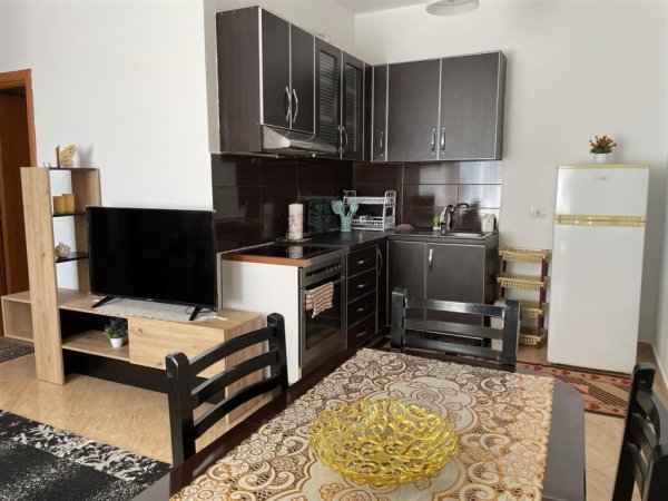 Tirane, jepet me qera apartament 2+1+Ballkon, Kati 5, 88 m2 350 € (rruga Kastriotet)