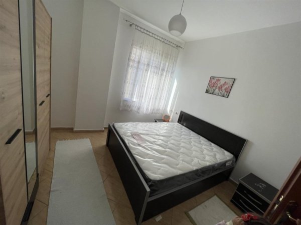 Tirane, jepet me qera apartament 2+1+Ballkon, Kati 5, 88 m2 350 € (rruga Kastriotet)